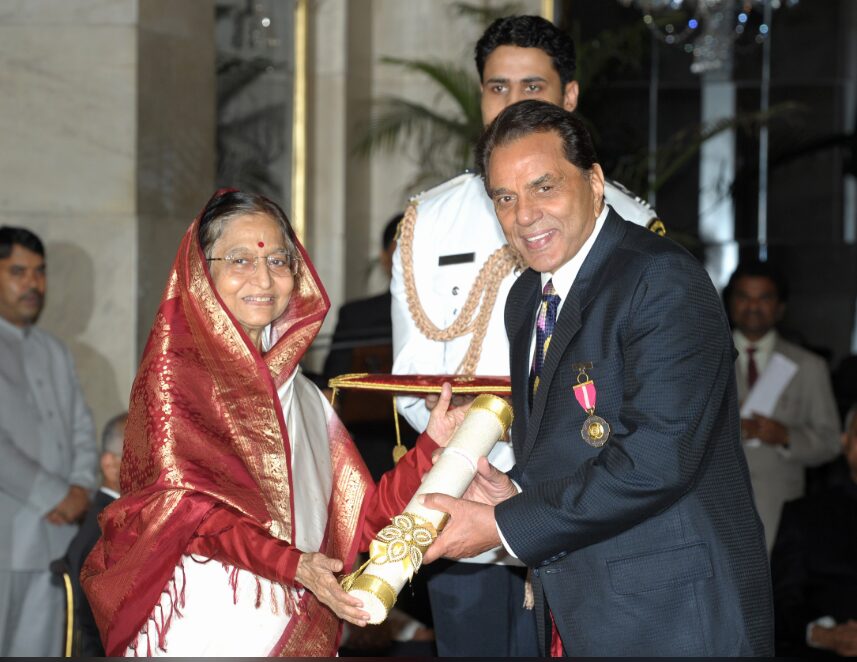 Dharmendra receiving Padma Bhushan